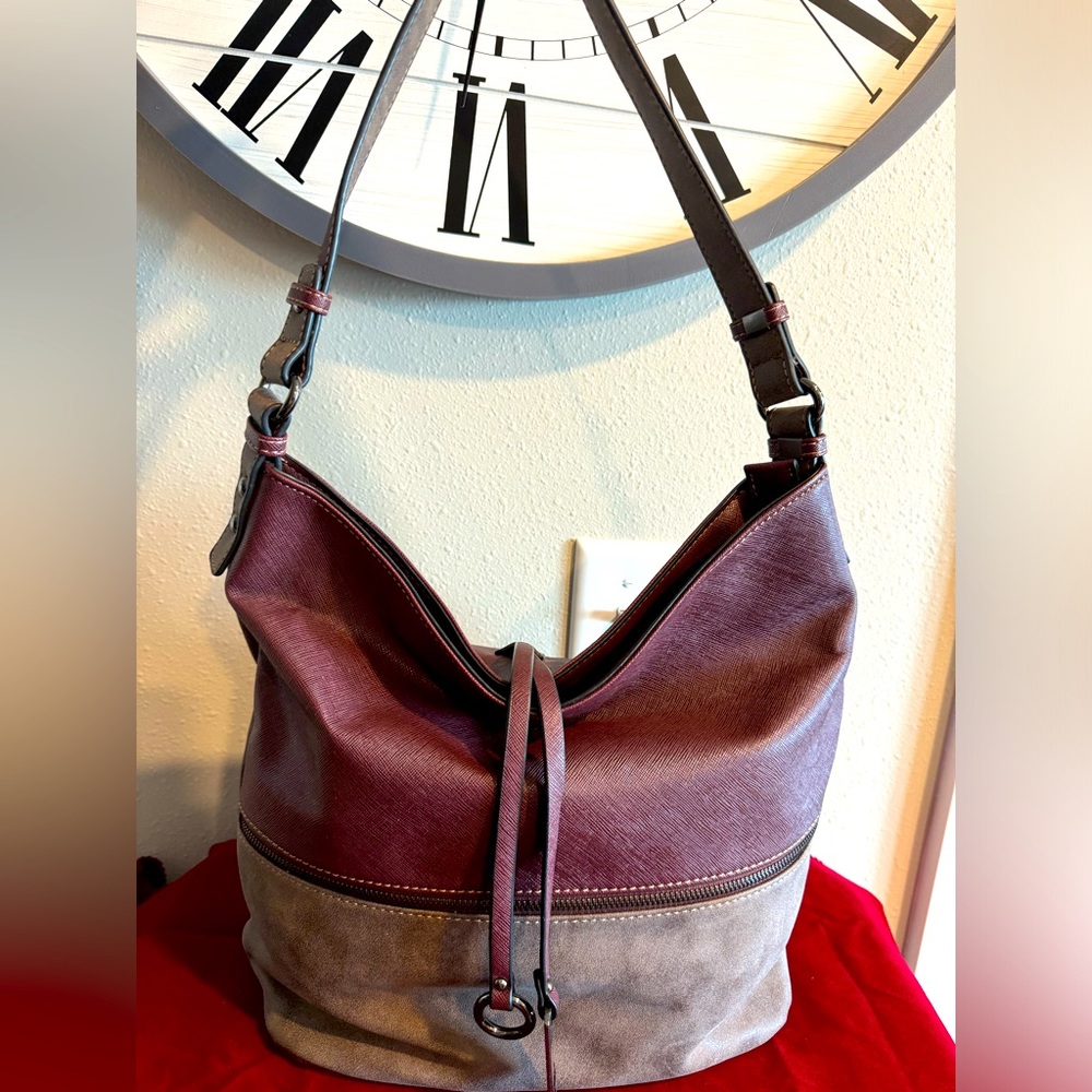 Hobo-style shoulder bag gently used